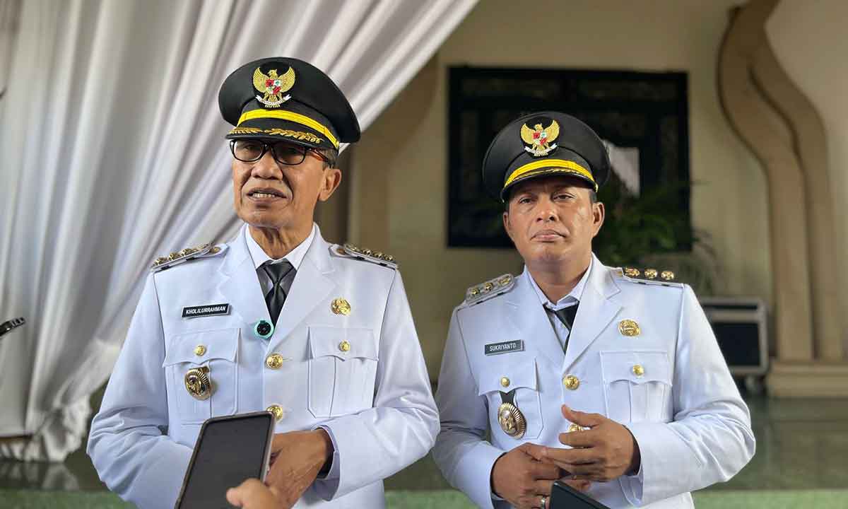 Bupati Pamekasan Kholilurrahman dan Wakil Bupati Sukriyanto saat diwawancarai wartawan terkait polemik di Pasar Kolpajung.