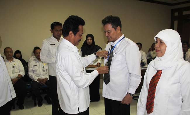 Wabup, Moh.Qosim saat memasangkan tanda peserta diklat. foto: SYUHUD/ BANGSAONLINE