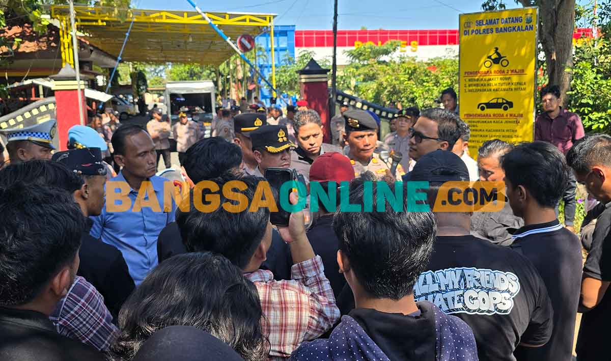Demo di Mapolres Bangkalan. Foto: AHMAD FAUZI/BANGSAONLINE