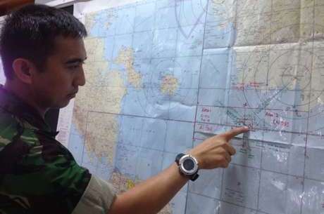 kapten Irwanda menunjukkan lokasi penemuan bayangan mirip AirAsia. foto: detik.com