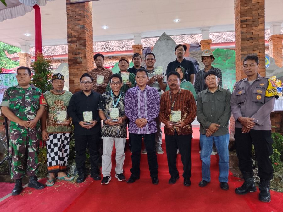 Kadin Disporabudpar Gunawan saat foto bersama pendukung pameran musium anjuk ladang. Foto: Bambang DJ / BANGSAONLINE