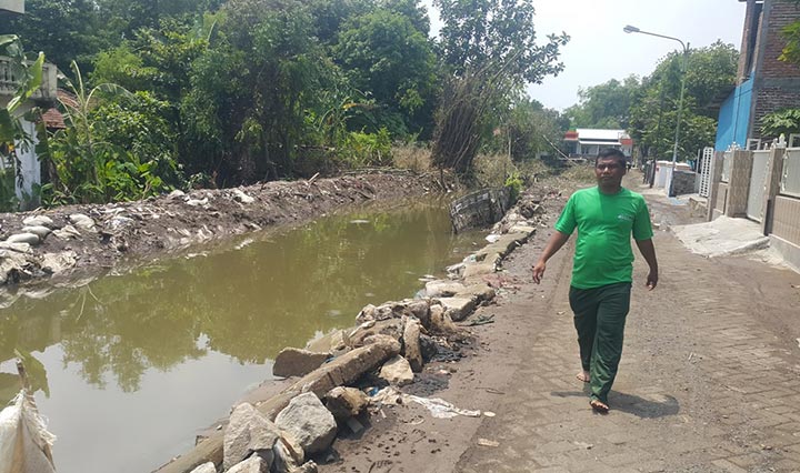Tanggul anak sungai Wrati di Dusun Tebel, Desa Cangkringmalang, Kecamatan Beji yang jebol pasca diguyur hujan.