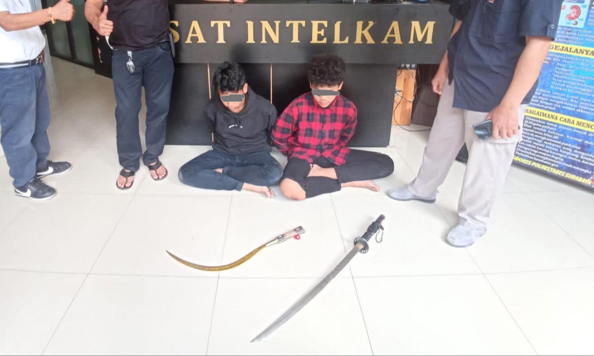 Dua remaja anggota gengster yang diamankan usai tawuran di kawasan Kedung Cowek.