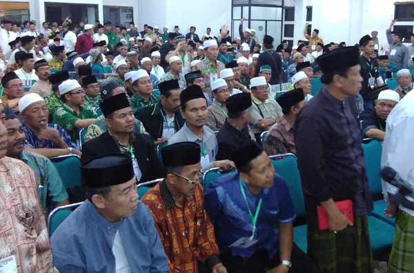 Ratusan peserta muktamar yang berkumpul di Ponpes Tebuireng karena menolak hasil muktamar di alun-alun jombang. (foto: rony suhartomo/BANGSAONLINE)