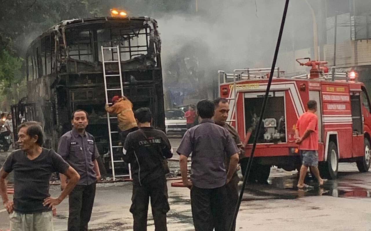 Petugas dan mobil pemadam kebakaran saat memadamkan api di Bus Kirana yang terbakar akibat Korsleting.