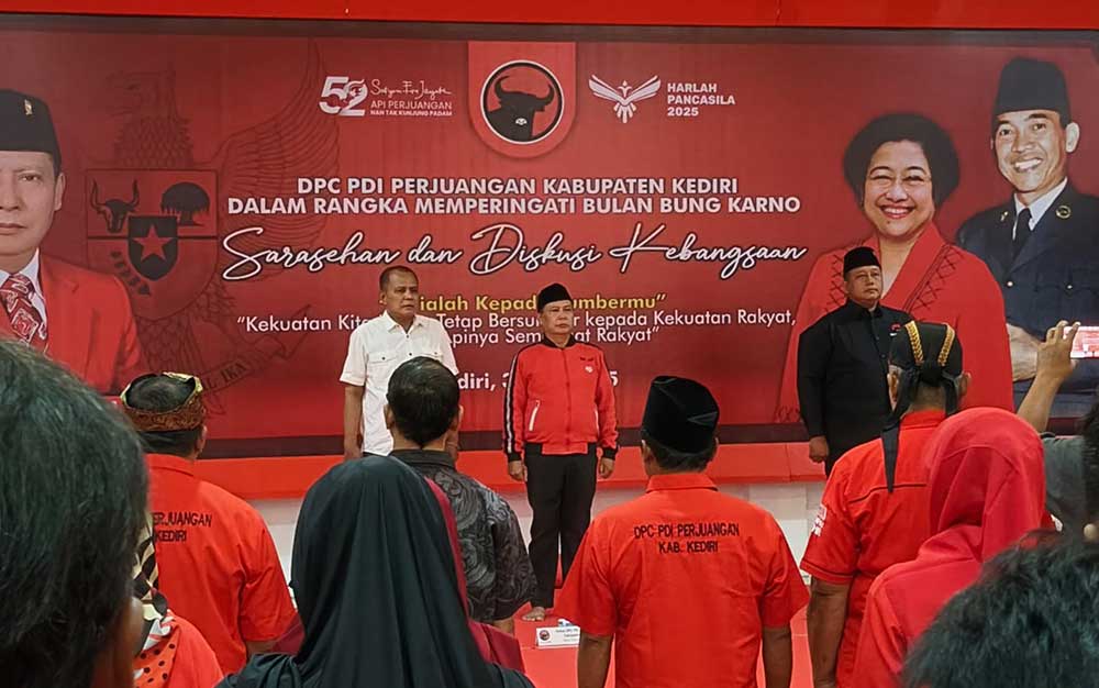 Dari kiri, Narasumber Sigit Widiyatmoko, Ketua DPC PDIP Kabupaten Kediri Murdi Hantoro, dan Sekretaris DPC Dodi Purwanto saat pembukaan sarasehan. Foto: MUJI HARJITA/ BANGSAONLINE