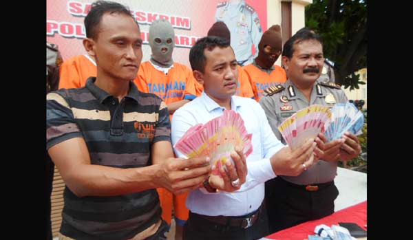 Kasat Reskrim Polres Sidoarjo, AKP  Wahyudin Latif SH, SIK menunjukkan BB upal dalam publik ekspos di Mapolres Sidoarjo. foto: catur andy erlambang/ BANGSAONLINE