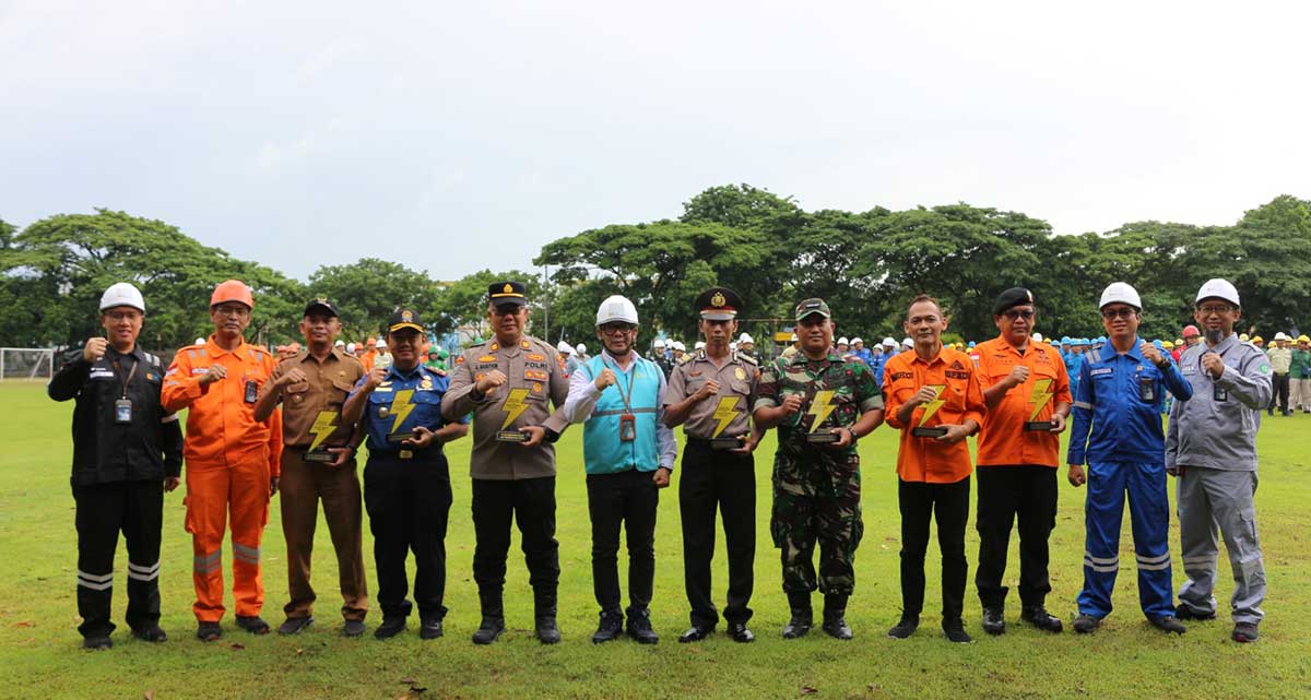 PLN Nusantara Power Unit Pembangkit Gresik bersama perwakilan Polri, Basarnas dan instansi pemerintah saat apel Bulan K3 Nasional 2026. Foto: Ist