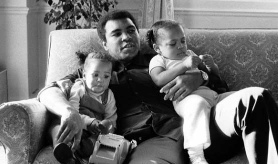 Muhammad Ali bersama dengan kedua putrinya Laila dan Hana saat berada di sebuah hotel di London, 19 Desember 1978. Mandatory Credit: Action Images / MSI/File Photo/tempo