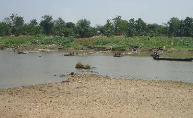 MARAK. Nampak penambang pasir di Sungai Bengawan Solo Desa Nguken. Foto: Eky Nurhadi/BANGSAONLINE