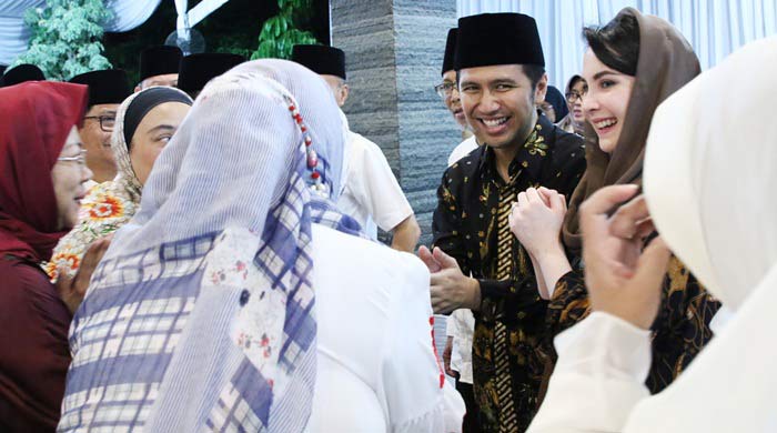 Wagub Jatim Emil Dardak dan istri, Arumi Bachsin saat tasyakuran rumah dinas jabatan. foto: ist