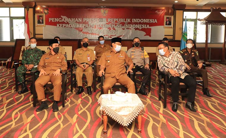Wali Kota Saifullah Yusuf (Gus Ipul) dan Wawali Adi Wibowo (Mas Adi) beserta forkopimda saat menerima arahan dari Presiden Joko Widodo secara virtual di Ruang Rapat Untung Suropati Kota Pasuruan.