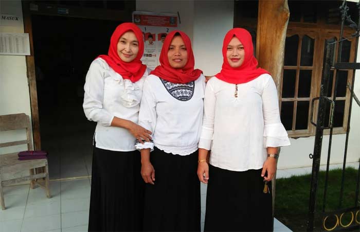 Foto petugas KPPS TPS 2 Desa Sidoasri berpakaian mirip dengan yang biasa dikenakan Puti Guntur.