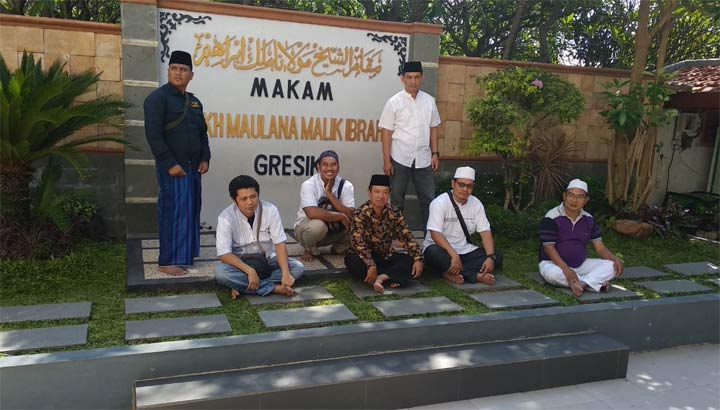 Sejumlah wartawan PWI Lamongan foto bersama di makam Sunan Gresik.
