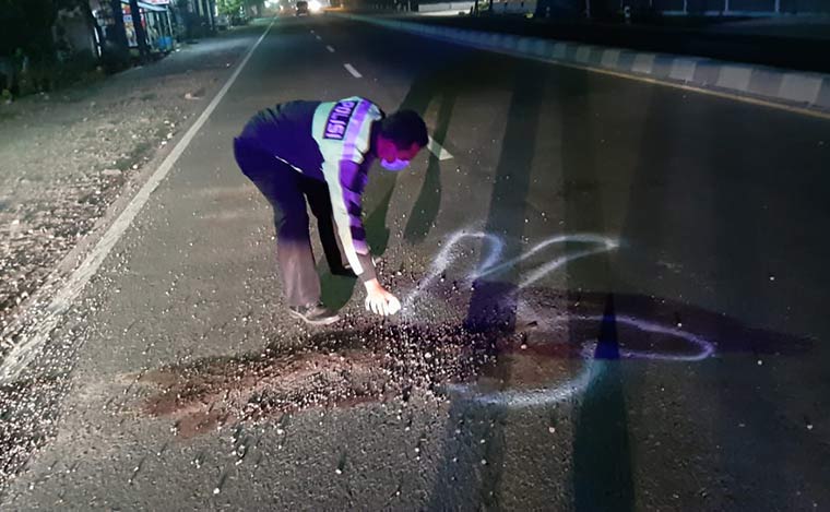 Petugas Unit Lakalantas Polsek Krian saat melakukan olah TKP di lokasi kecelakaan di jalur tengkorak Jalan Raya Sidorejo, Kecamatan Krian, Sidoarjo, Rabu (5/5/2021) malam. foto: ist