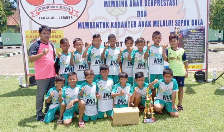 Tim IM Al Anwar U10 foto bareng setelah menerima piala juara II “Indonesia Muda Cup IV Tournament Football Kids 2020” tingkat Jawa - Bali.