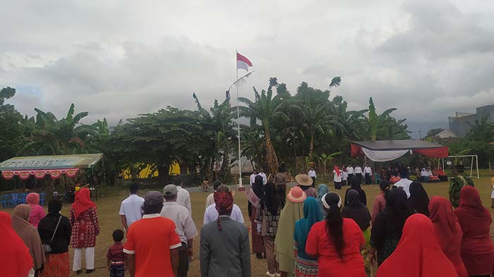 Suasana Upacara 17 Agustus yang digelar Warga Kampung Kanalan Lateng, Banyuwangi.