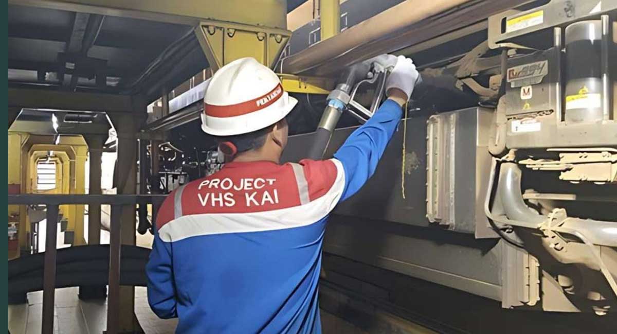 Petugas saat mengisi BBM kereta api. Foto: KAI