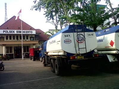 ?Truk BBM Ilegal yang disita di Halaman Mapolsek Simokerto. Foto:rusmiyanto/BANGSAONLINE