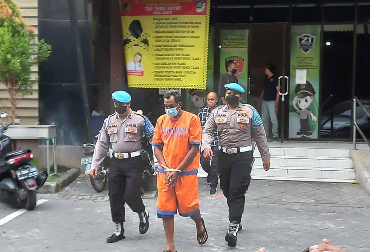 Pelaku pencabulan berinisal S (43) warga Candi Sidoarjo, yang berprofesi sebagai kuli bangunan.