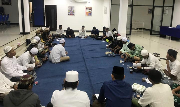 Santri dan kader Partai NasDem menggelar Khataman Alquran dan pembacaan salawat nariyah. Kegiatan ini sekaligus untuk memohon keselamatan dari virus Corona. foto : ist.
