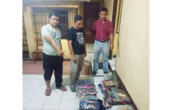 Pelaku bersama barang bukti usai diamankan petugas. Foto: SOFFAN/BANGSAONLINE