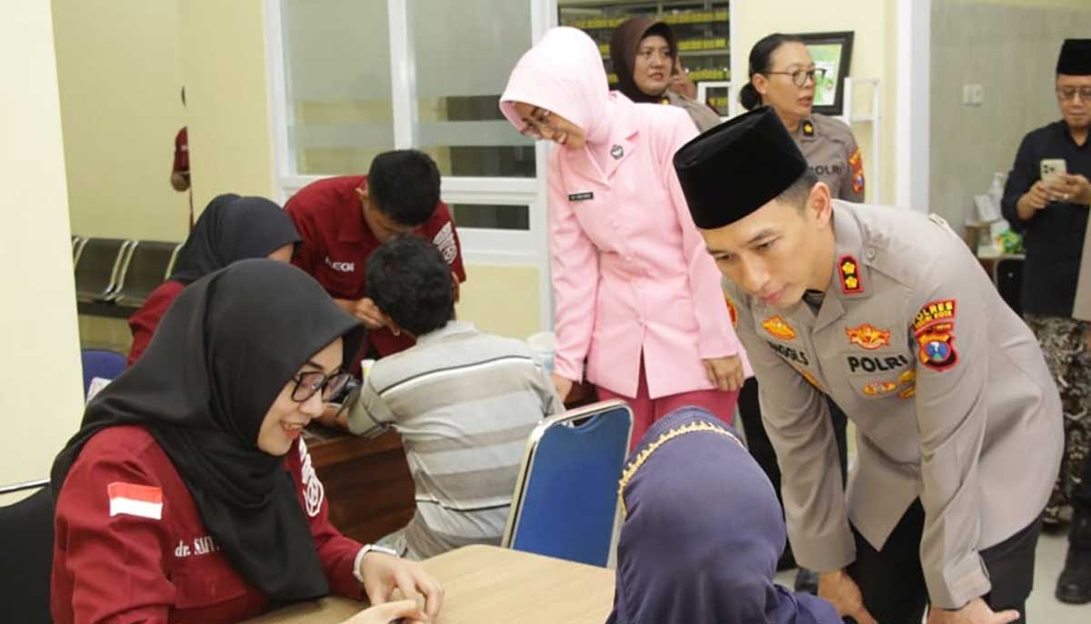 Kapolres Kediri Kota, AKBP Anggi Saputra Ibrahim, saat menyapa salah satu warga. Foto: Ist