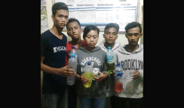 5 remaja diamankan saat sedang berpesta miras. foto: BANGSAONLINE