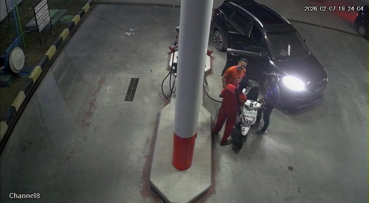 Tangkapan layar CCTV detik-detik penganiayaan pegawai SPBU Parengan Tuban
