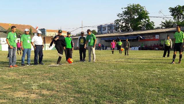 MEMBUKA: Ahmad Muhdlor Ali melakukan tendangan bola pertama membuka turnamen sepakbola Piala Gus Muhdlor, Minggu (13/10) sore. foto: MUSTAIN/ BANGSAONLINE