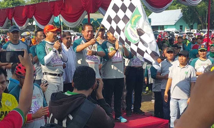 Bupati Pasuruan Irsyad Yusuf saat memberangkatkan peserta gowes.