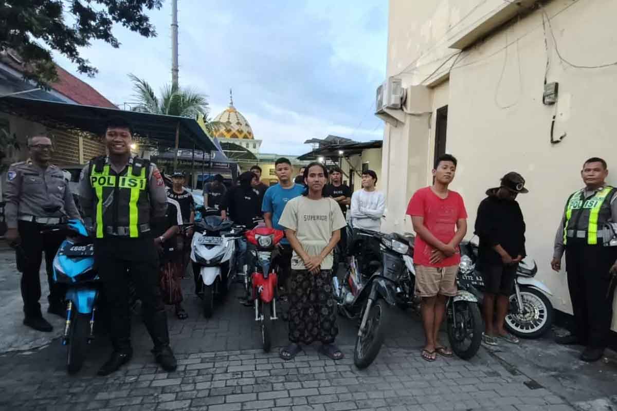Para pemuda dan 14 unit motor yang berhasil diamankan Polres Tanjung Perak. 
