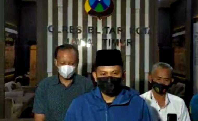 Kapolres Blitar Kota AKBP Yudhi Heri Setiawan saat memberikan keterangan soal video viral Wali Kota Blitar.