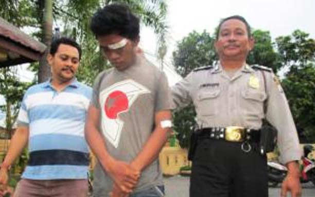 Tersangka jambret saat dikeler petugas Polsek Buduran.