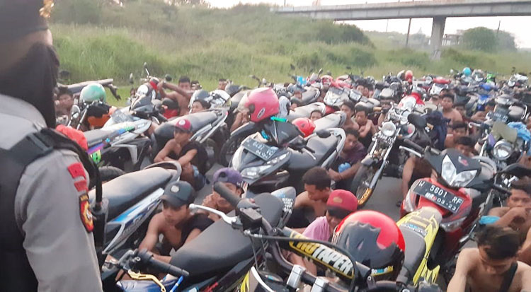 Para peserta balap liar yang diciduk digelandang ke Mapolresta Sidoarjo.