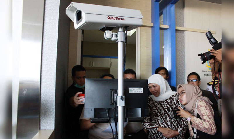 Gubernur Jatim Khofifah memantau suhu tubuh penumpang yang terekam oleh Body Thermal Scanner melalui monitor.