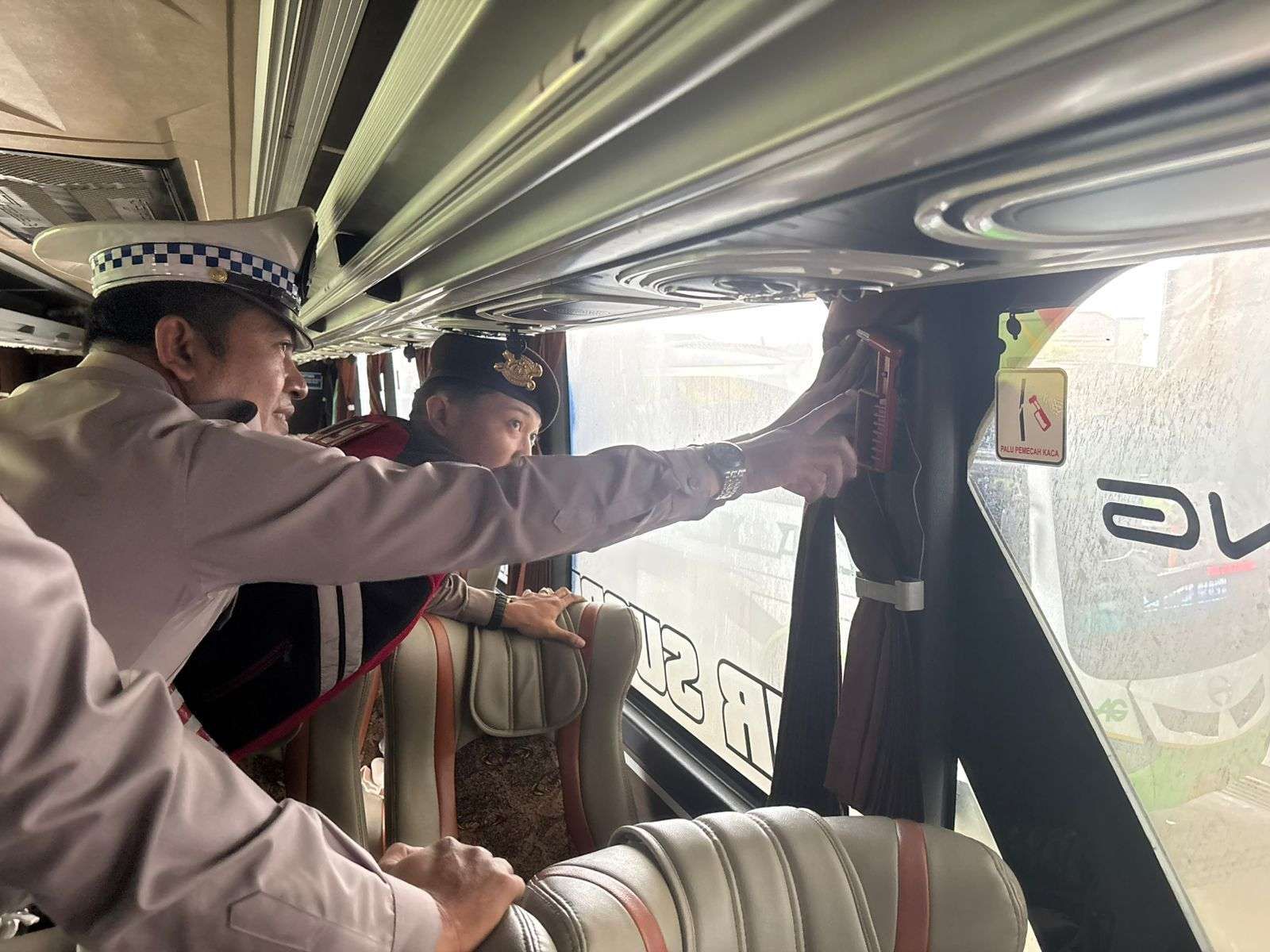 Proses ramp check di salah satu bus