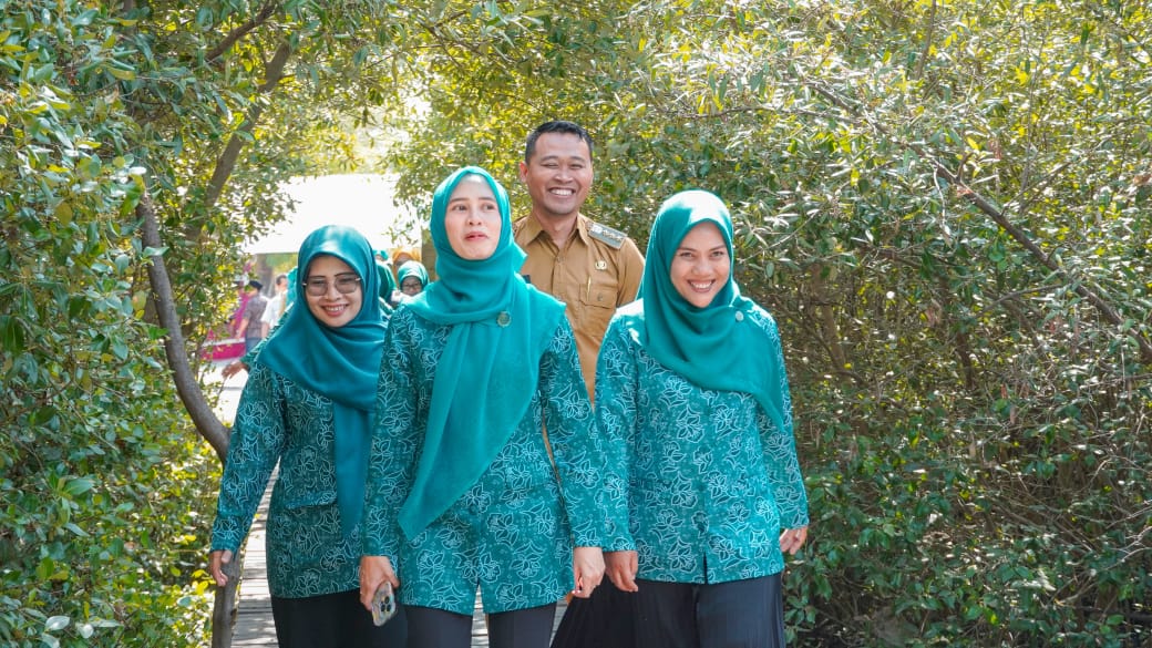 Ning Nurul didampingi Camat Kebomas Tri Joko Efendi saat berkunjung ke wisata mangrove Karangkiring. FOTO: ist.

