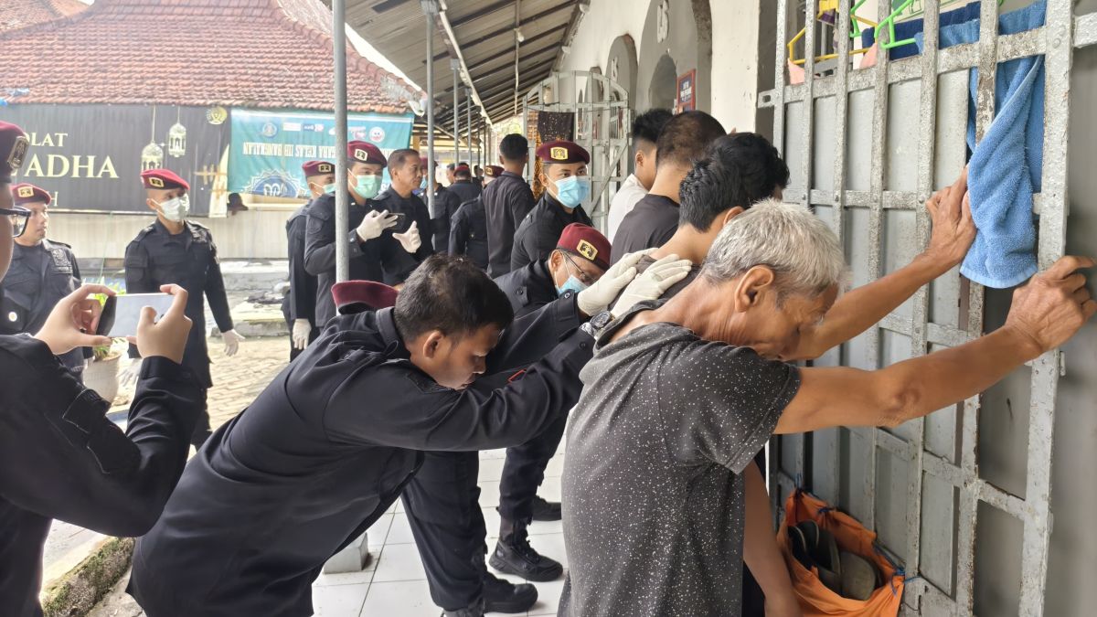 Petugas Rutan saat menggeledah salah satu blok warga binaan