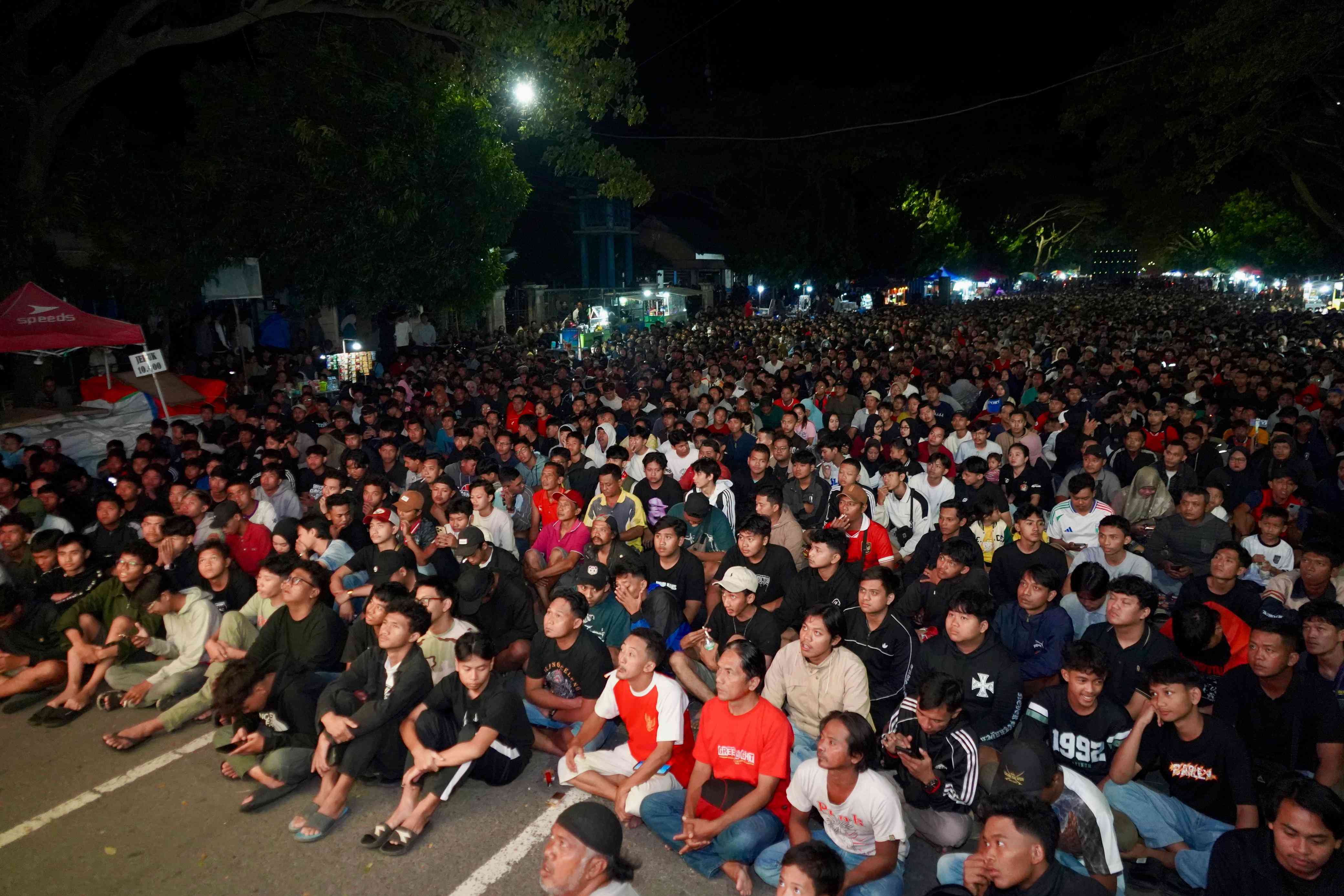 Warga Kediri saat Nobar Timnas Indonesia melawan China yang digelar di depan Kantor Dinas Perhubungan Kabupaten Kediri, Kamis (5/6/2025) malam. Foto: Ist. 