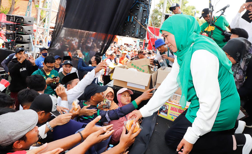 Gubernur Jatim Khofifah saat menyapa peserta Jalan Sehat Hari Santri Nasional 2023 yang mengambil start/finish di Gedung Negara Grahadi.