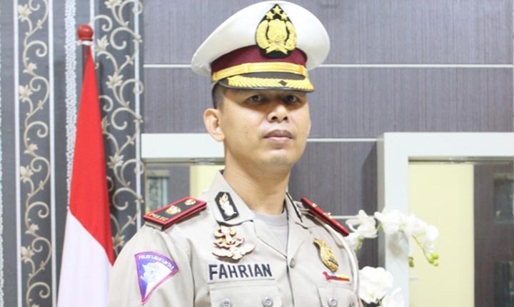 Kompol Fahrian Saleh Siregar, S.I.K, diangkat dalam jabatan baru di Mapolda Jatim. Sebelumnya ia menjabat Kasatlantas Polresta Sidoarjo.