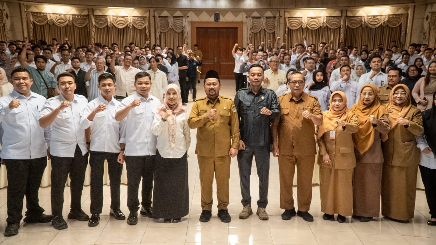 Bupati Gresik Fandi Akhmad Yani didampingi sejumlah pejabat bersama peserta pembinaan dan peningkatan kapasitas Satuan Pelayanan Pemenuhan Gizi. foto: ist.
