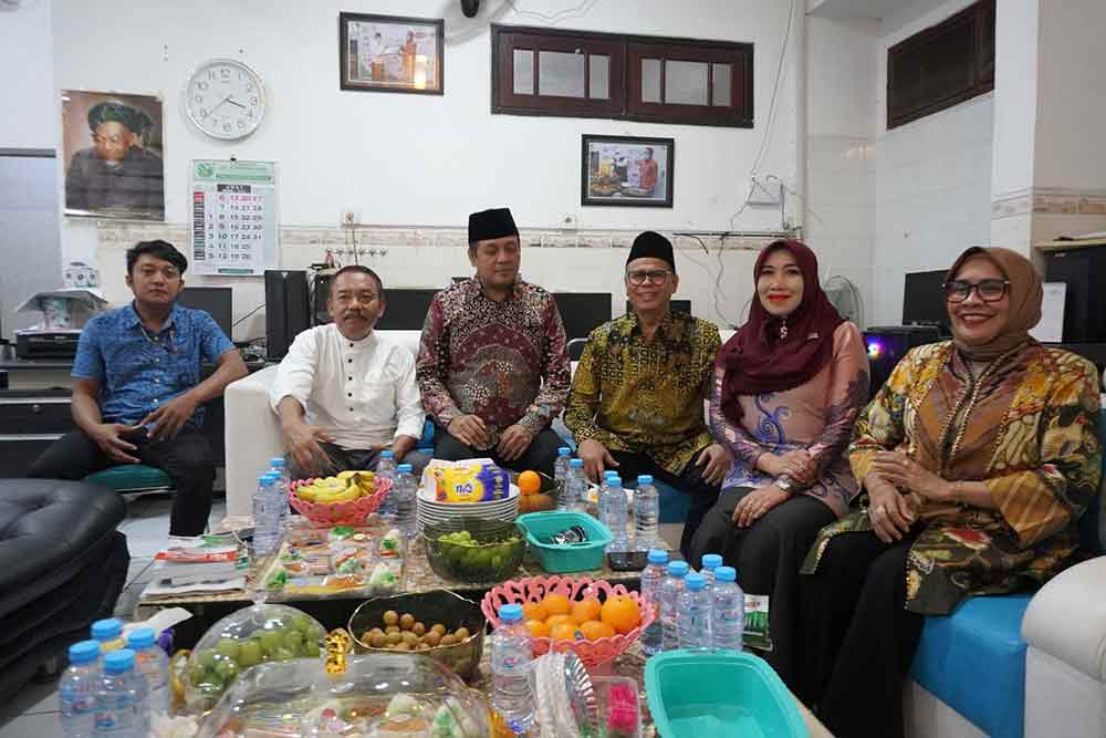 Ning Lia (dua dari kanan) saat berbincang dengan CEO HARIAN BANGSA dan BANGSAONLINE Mas