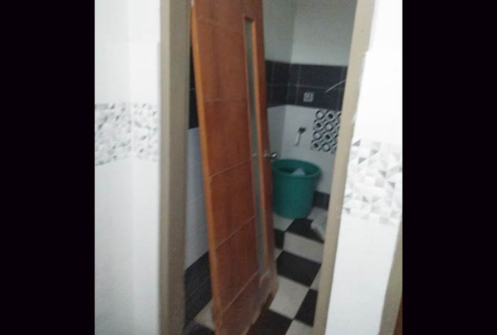 Kondisi pintu kamar mandi di gedung Pemkab Lamongan yang dibiarkan rusak.