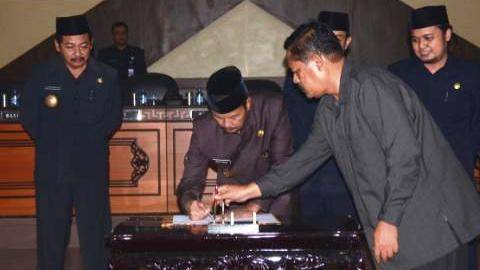 Disaksikan wakil Bupati Kusen Andalas dan Ketua DPRD Thoif Zamroni, Bupati MZA Djalal sedang menandatangani draft Raperda RTRW. foto: Yudi/BangsaOnline