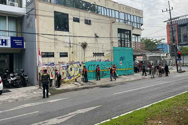 Satpol PP Kota Surabaya, saat menyegel rumah di Jalan Ngagel Jaya No 32 Surabaya. Foto : Ist.