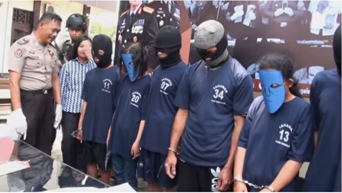 Para pelaku yang merupakan para kerabat dan salah satunya adalah anak korban.