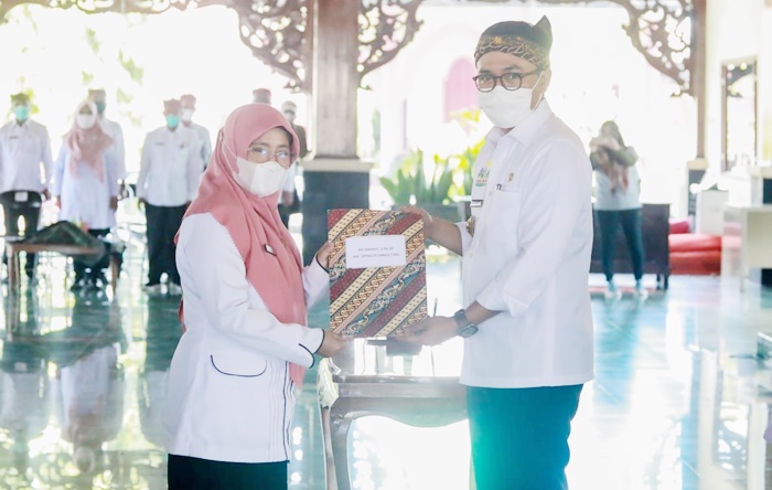 Bupati Pamekasan Baddrut Tamam saat melantik 176 kepsek di Mandhapa Agung Ronggosukowati.