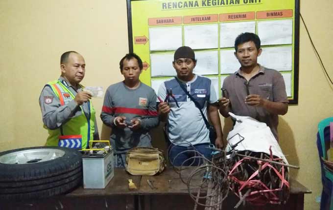 Pelaku saat diamankan di Mapolres Jombang beserta barang buktinya.